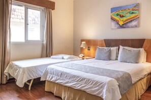 Quarto triplo standard | Roupas de cama premium, escrivaninha, espaço de trabalho para notebook