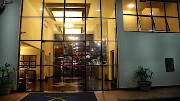 Fachada da propriedade à noite