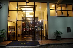 Fachada de la propiedad por la tarde o noche