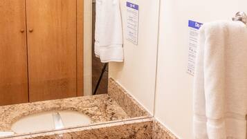 Suihku, sadesuihkupää, hiustenkuivaaja, pyyhkeet