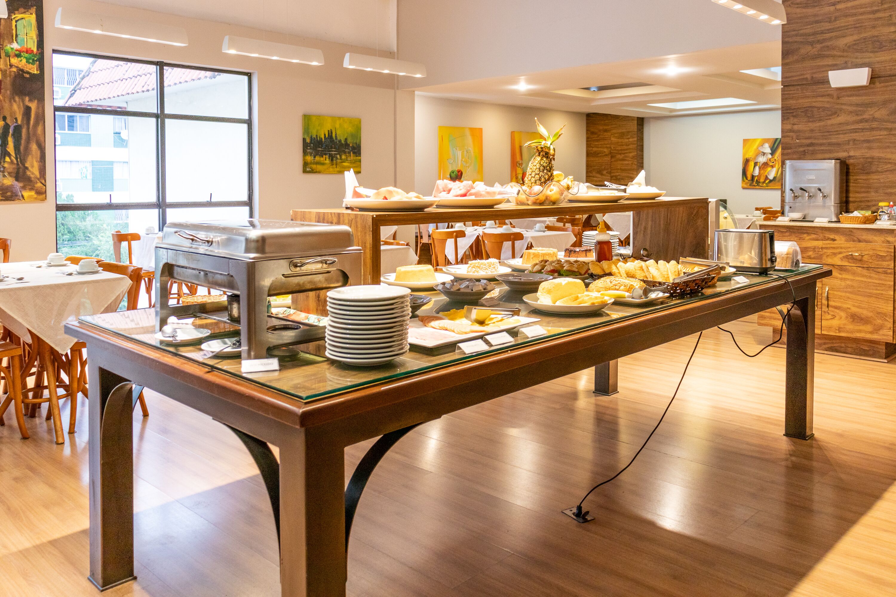 Café da manhã com buffet grátis todos os dias