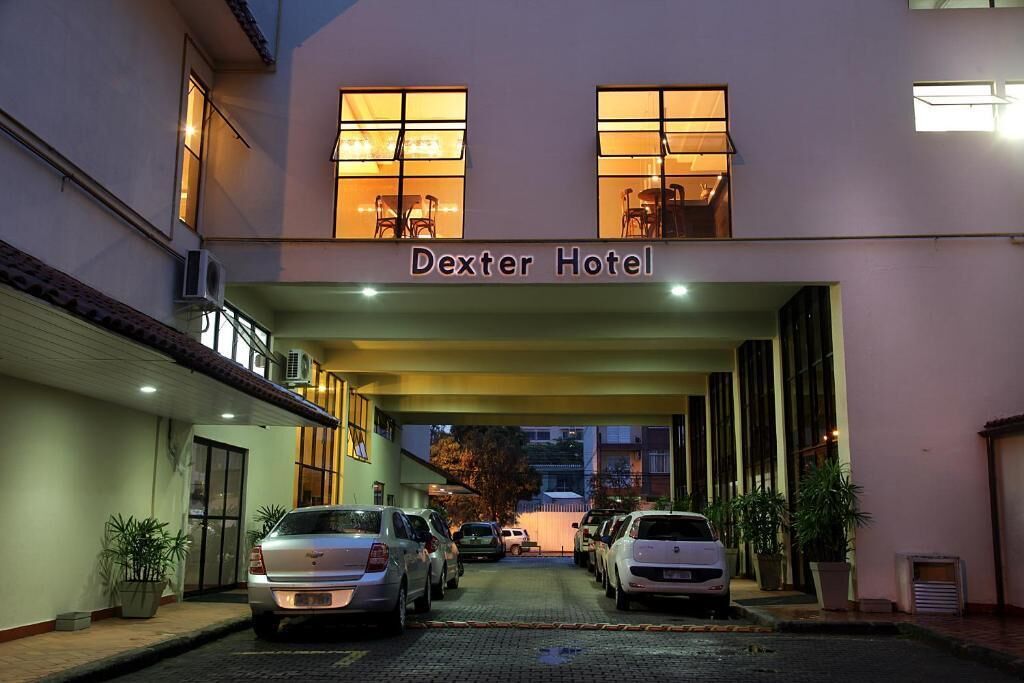 Fachada de la propiedad por la tarde o noche