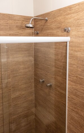 Shower, rainfall showerhead, hair dryer, towels - Dexter Hotel (Volta Redonda)