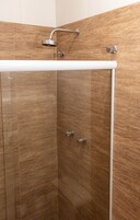 Ducha, cabezal de ducha tipo lluvia, secador de pelo, toallas