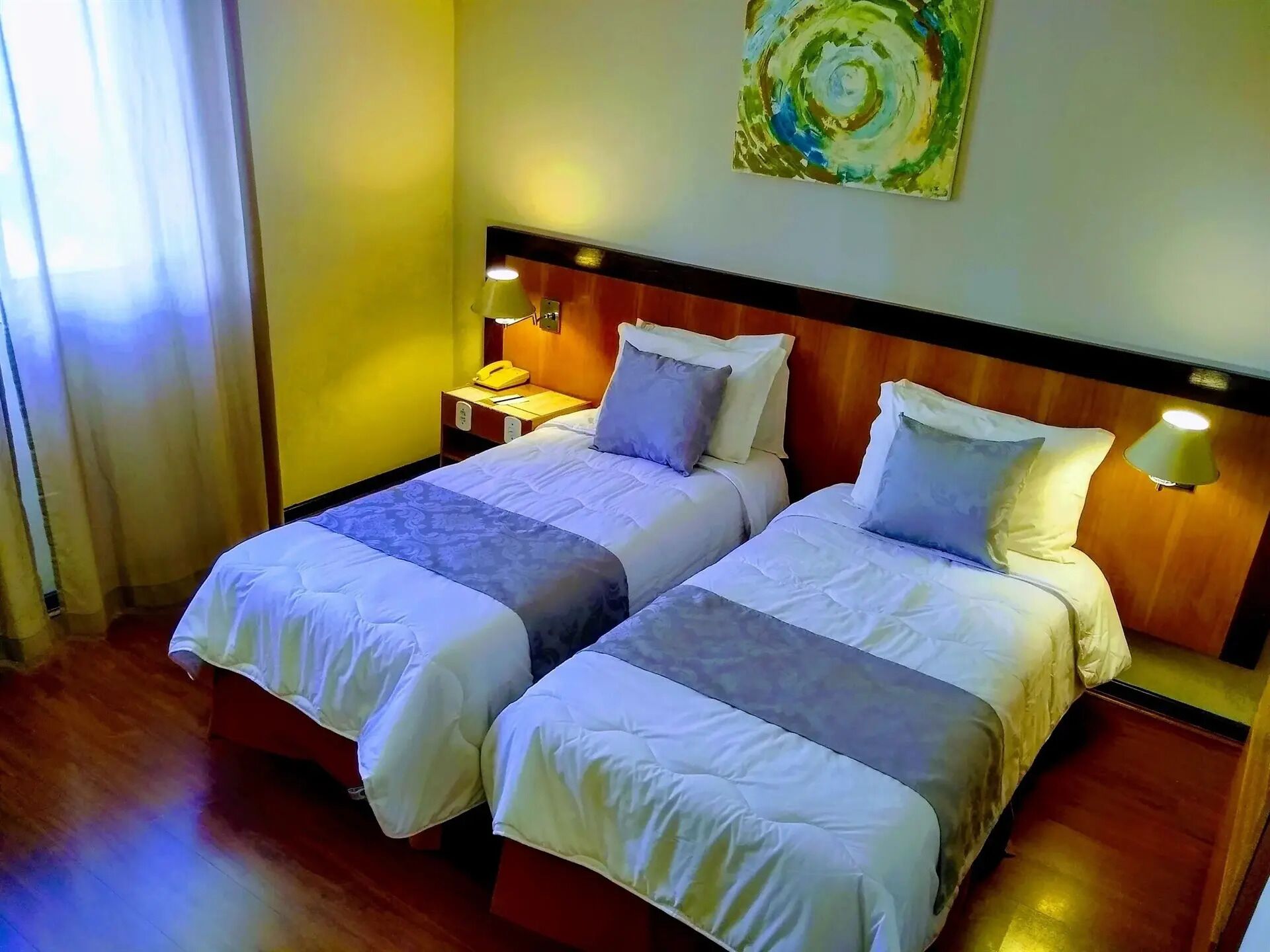 Chambre avec lits jumeaux | Literie de qualité supérieure, bureau