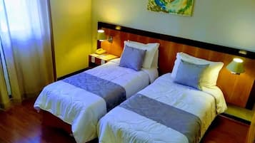 Chambre avec lits jumeaux | Literie de qualité supérieure, bureau