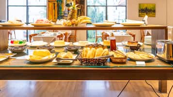 Café da manhã com buffet grátis todos os dias