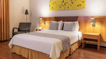 Quarto duplo standard | Roupas de cama premium, escrivaninha, espaço de trabalho para notebook