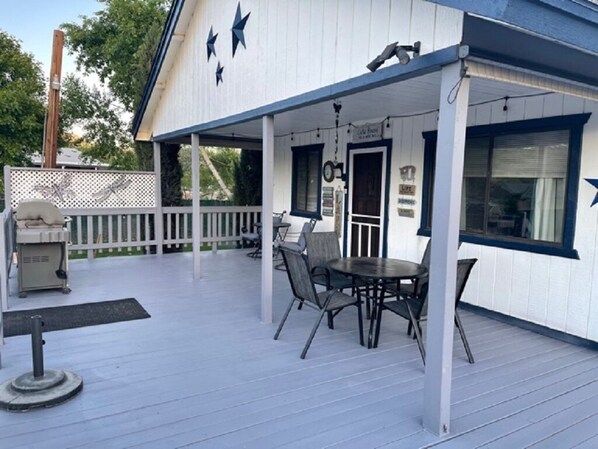 Outdoor dining - Lake House Cabin is less than 3 Miles from the Roosevelt Lake (Tonto Basin)