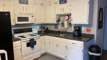 Kylskåp, mikrovågsugn, ugn och spishäll