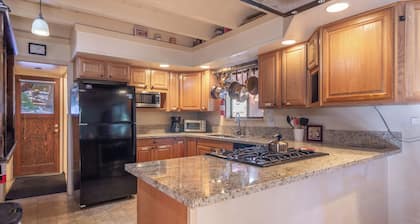 Great Reviews! Tahoe City chalet w/ hot tub, walk 2 Tahoe City on bike trail, hiking!