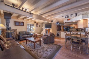 Una televisión, una chimenea, un reproductor estéreo