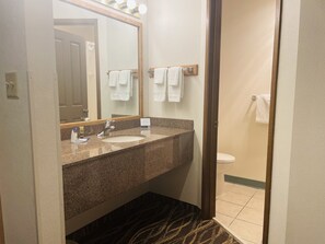 Combined shower/bathtub, free toiletries, hair dryer, towels - America's Best Value Inn Sandpoint (Sandpoint)