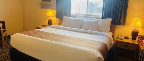 Junior Studio Suite | Blackout drapes, iron/ironing board, free WiFi, bed sheets