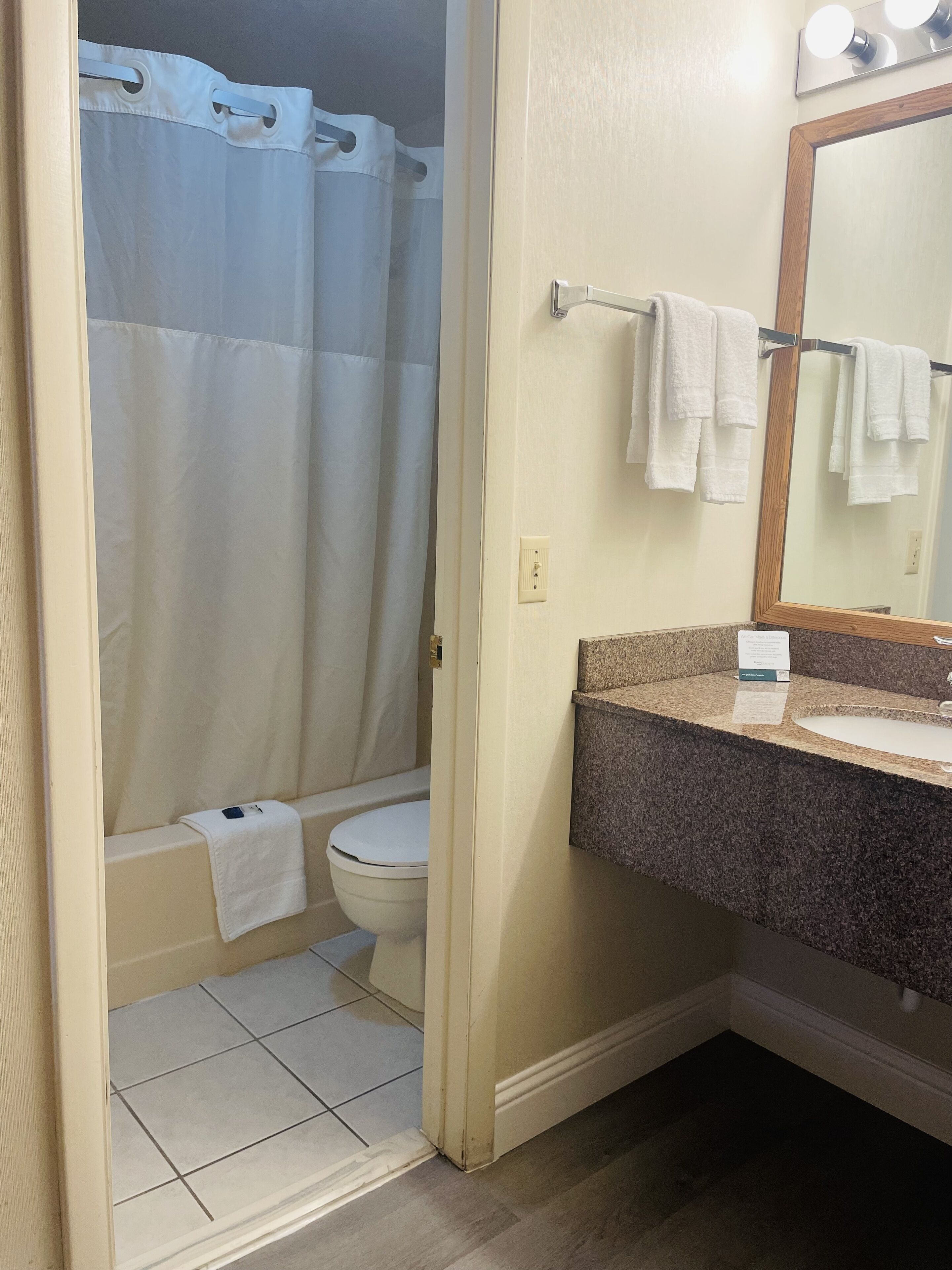 Eenvoudige kamer, 1 queensize bed met slaapbank | Badkamer | Een bad/douchecombinatie, gratis toiletartikelen, een haardroger