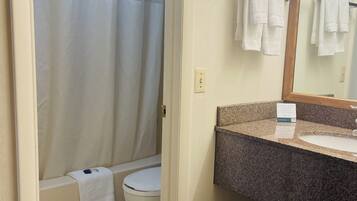 Basic Room, 1 Queen Bed with Sofa bed | Bathroom