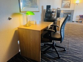 Junior Studio Suite | Blackout drapes, iron/ironing board, free WiFi, bed sheets