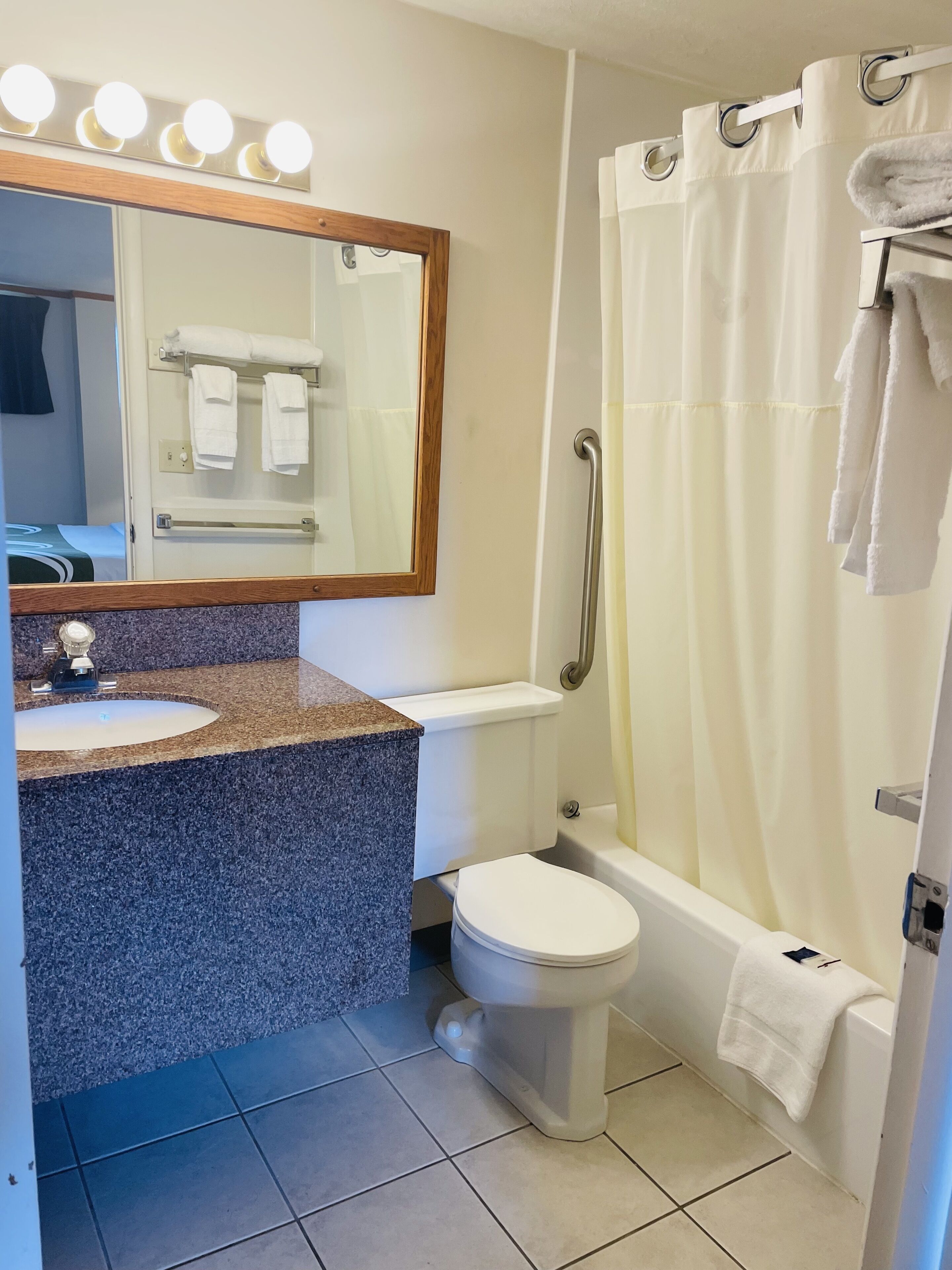 Basic-Zimmer, 1 Queen-Bett | Badezimmer | Duschwanne, kostenlose Toilettenartikel, Haartrockner, Handtücher
