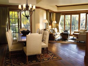 Smart-TV, Kamin, Videospiele, DVD-Player