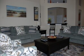 House, 4 Bedrooms (3 Bathrooms) | Living room