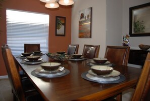 House, 4 Bedrooms (3 Bathrooms) | In-room dining