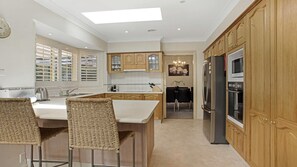 Een microgolfoven, een oven, een kookplaat, een vaatwasser