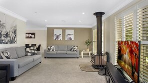 Televisie en een open haard