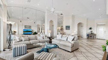 Condo (3 Bedrooms) | Property amenity