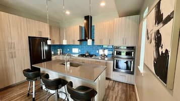 Frigorífic, microones, forn i placa de cuina