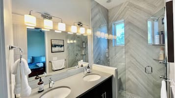 Bañera con ducha, secador de pelo, toallas, jabón