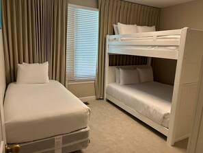 公寓客房, 多張床 (Turnberry 8573) | 熨斗/熨衫板、床單