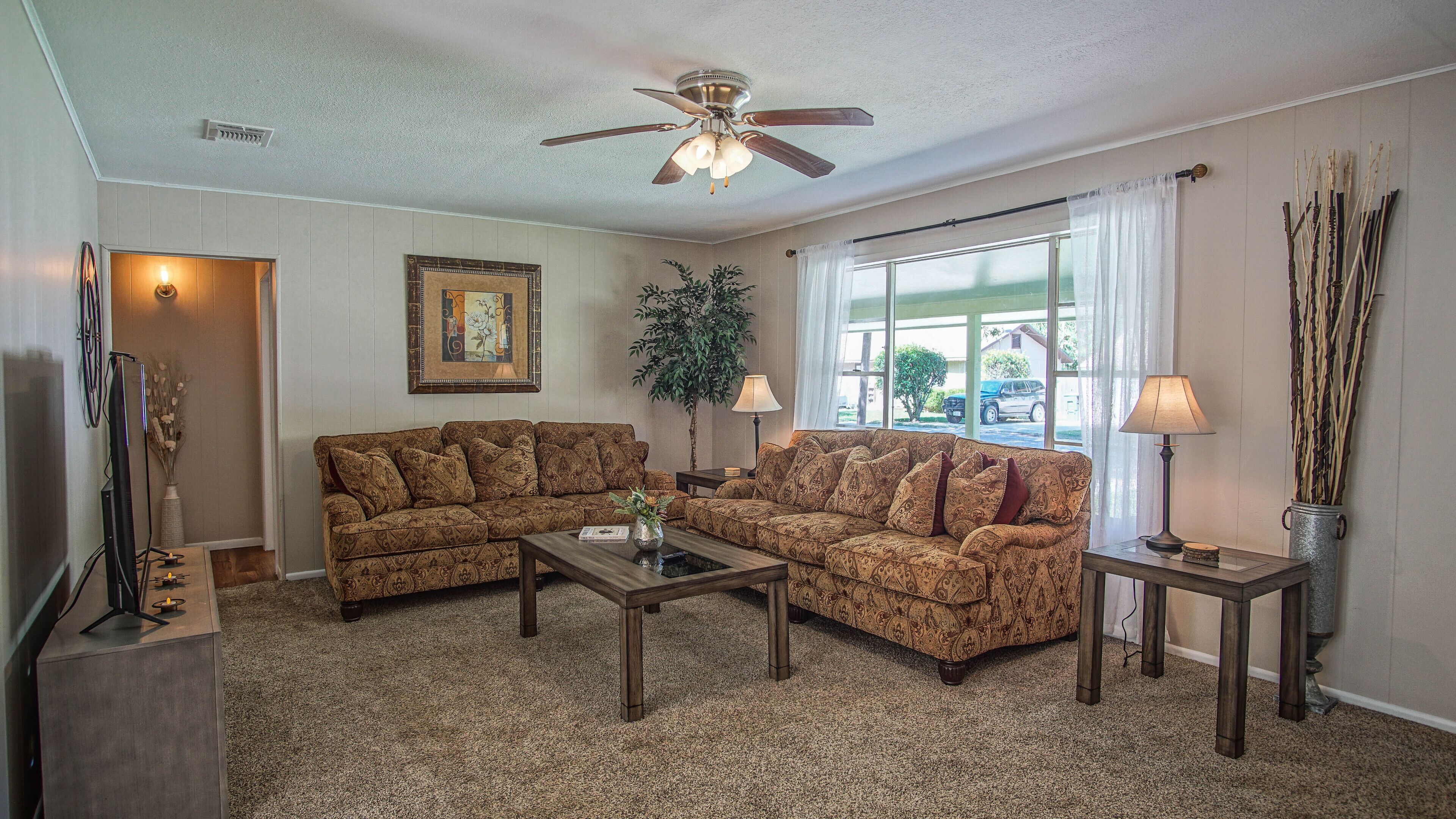 3 minute walk to main street, Cibolo Texas. Shopping, dancing and dining nearby.