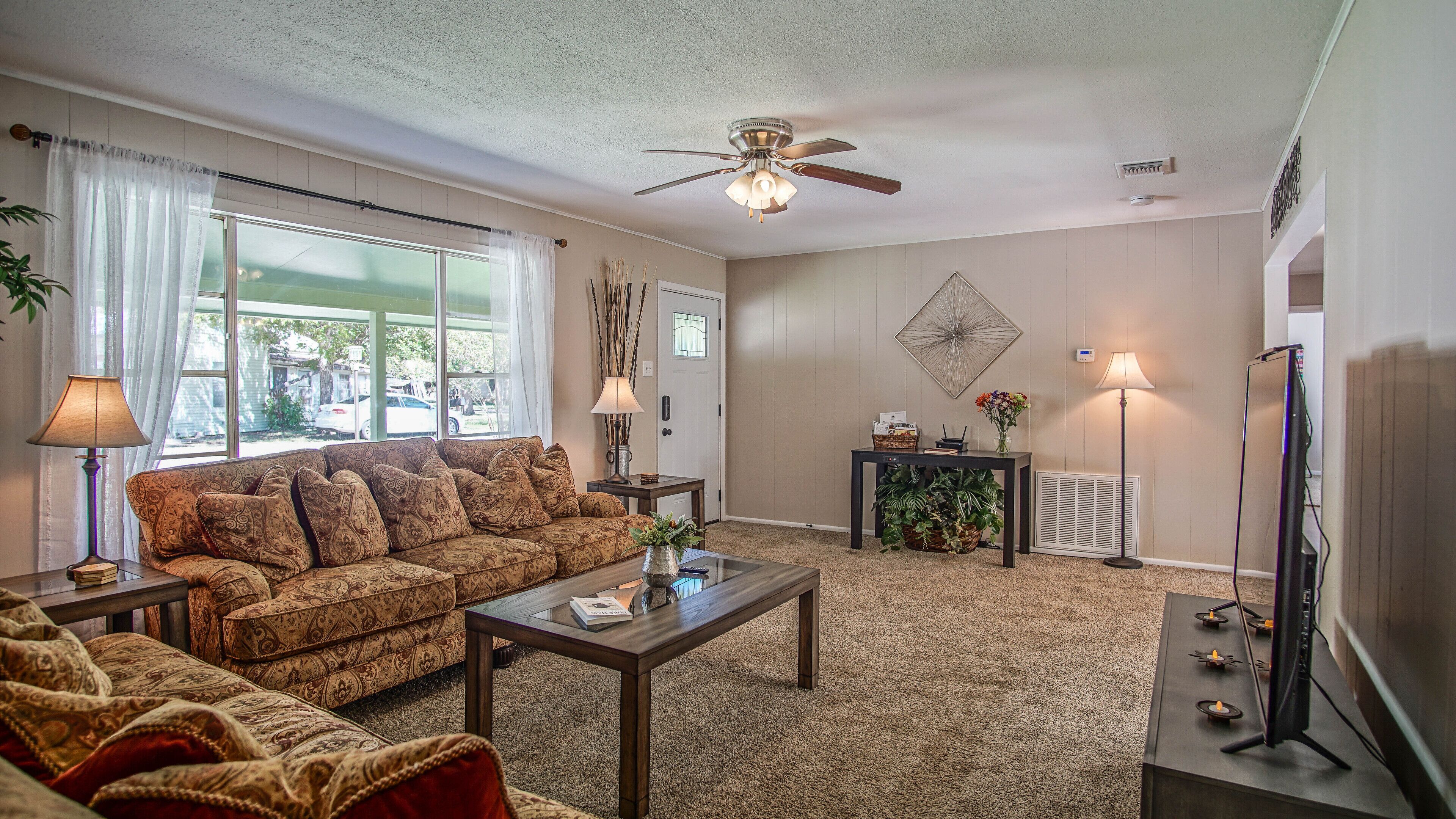 3 minute walk to main street, Cibolo Texas. Shopping, dancing and dining nearby.