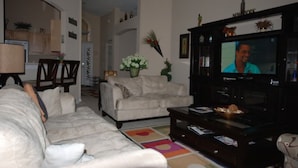 บ้านพัก, 4 ห้องนอน, สระว่ายน ้ำส่วนตัว (3 Bathrooms) | ห้องนั่งเล่น | ทีวี
