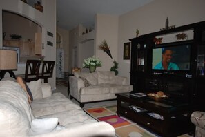 Talo, 4 makuuhuonetta, yksityinen uima-allas (3 Bathrooms) | Olohuone | Televisio