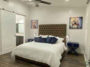 2 slaapkamers, een bureau, een strijkplank/strijkijzer, reisbedje