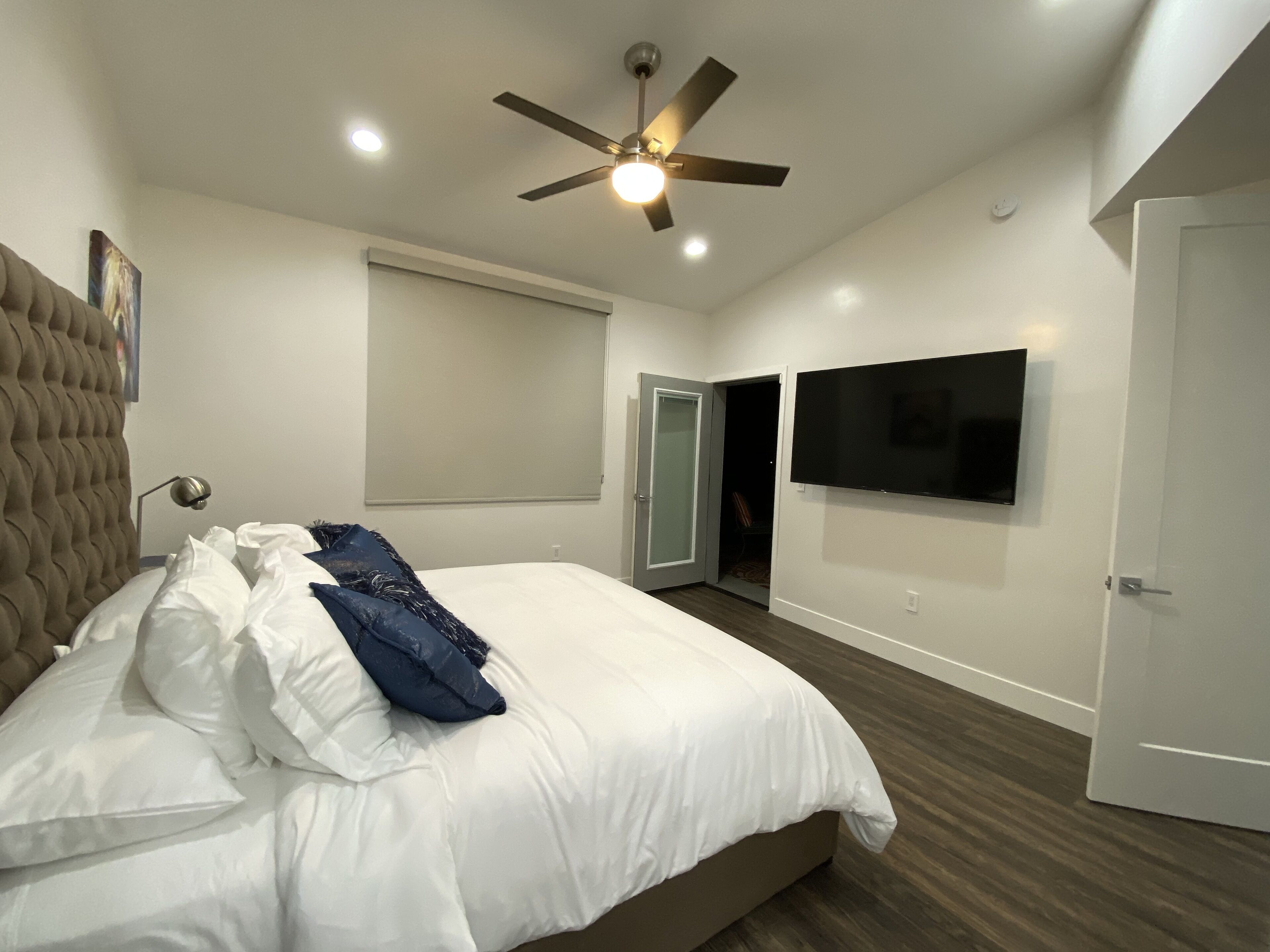 2 slaapkamers, een bureau, een strijkplank/strijkijzer, reisbedje