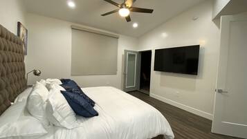 2 slaapkamers, een bureau, een strijkplank/strijkijzer, reisbedje