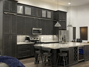 Een koelkast, een magnetron, een oven, een kookplaat