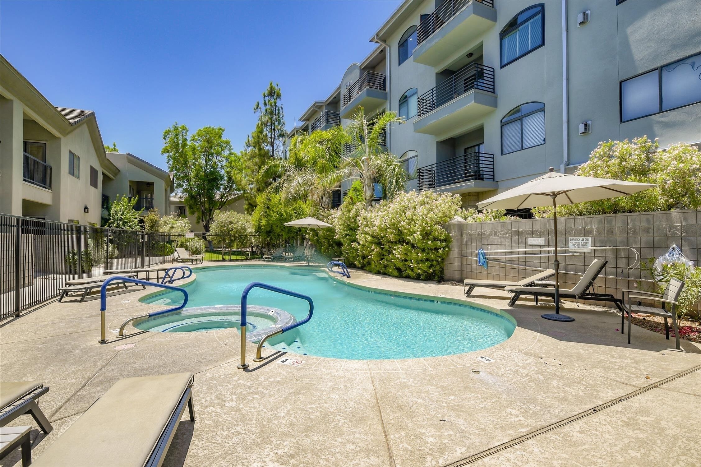 Alberca al aire libre y alberca climatizada