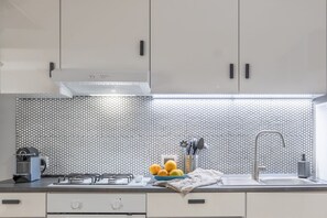 Kühlschrank, Ofen, Herdplatte, Wasserkocher mit Kaffee-/Teezubehör