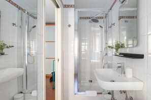 Dusch, hårtork, bidé och handdukar