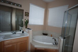 Maison, 4 chambres, piscine privée (2 Bathrooms) | Salle de bain | Baignoire et douche séparées, serviettes fournies