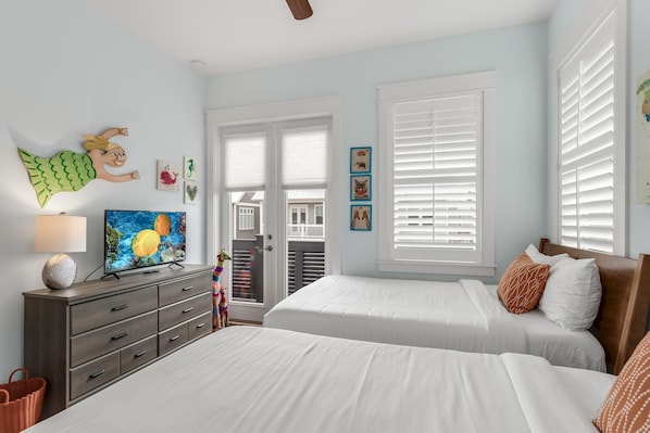 Iron/ironing board, bed sheets