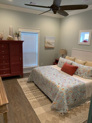 3 dormitorios, tabla de planchar con plancha, cuna de viaje