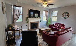 スマートテレビ、暖炉、テーブルサッカー台、書斎 / ワークスペース