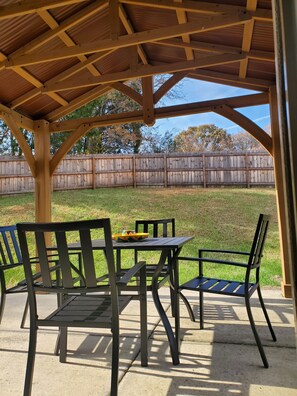 屋外ダイニングエリア