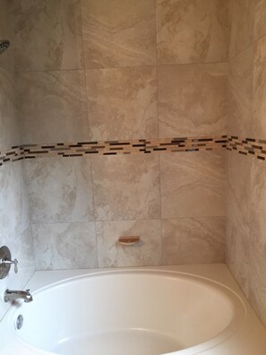 Nhà liên kế, 4 phòng ngủ (3 Bathrooms) | Phòng tắm | Vòi sen/bồn tắm kết hợp, khăn tắm, giấy vệ sinh 