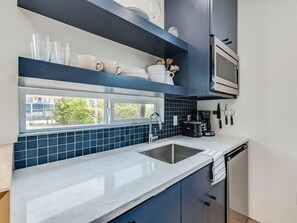 Frigorífico, microondas, placa de cocina y cafetera o tetera