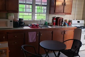 Fridge, microwave, oven, stovetop - Roseau City Center Apartment (Roseau)